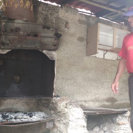 Vecinos en Naguanagua rompen la cuarentena en busca de leñas para cocinar
