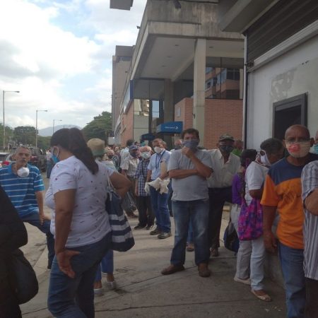 El distanciamiento social no se respeta en las afueras de las agencias bancarias Foto Rosimar Sánchez