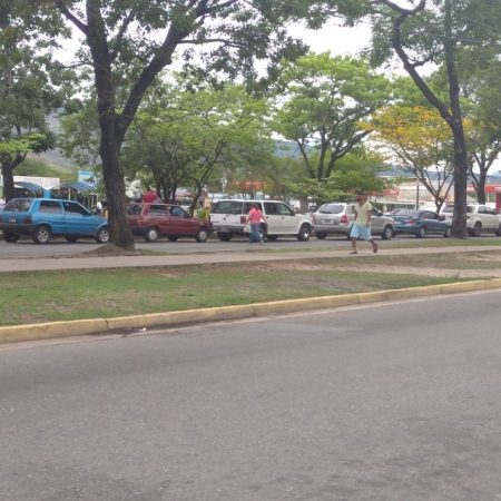 Cola para surtir en la E/S Paramacay Foto Rosimar Sánchez