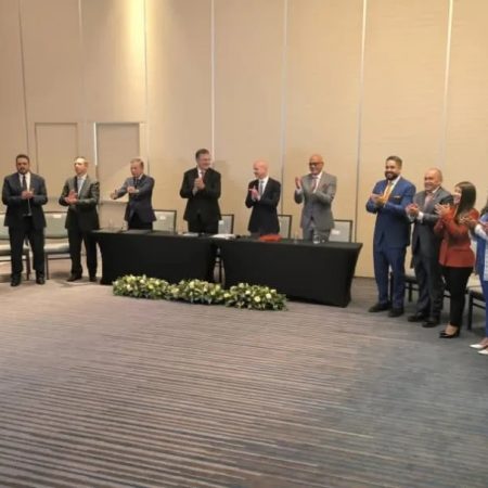 Petro felicita al Gobierno y a la oposición venezolana por "abrir un canal de diálogo"