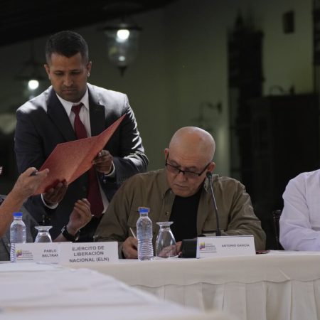 Gobierno colombiano y ELN reanudarán el lunes en Caracas los diálogos de paz