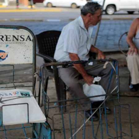 El diario Hoy, de contenido popular, "suspende a partir de este lunes el funcionamiento de su portal web www.hoy.com.ni. La versión impresa mantiene su circulación diaria", informó el grupo en sus redes sociales. AFP