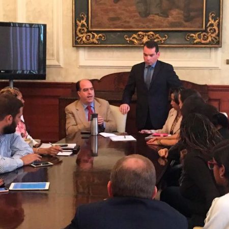 El diputado (MUD) Julio Borges recibió a los familiares. (Foto Cortesía)
