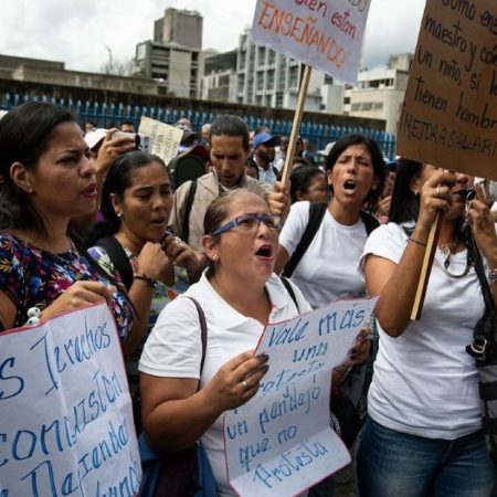 A más de 200 docentes carabobeños les tienen retenidos sus sueldos desde hace más de dos años. (Foto Referencial)