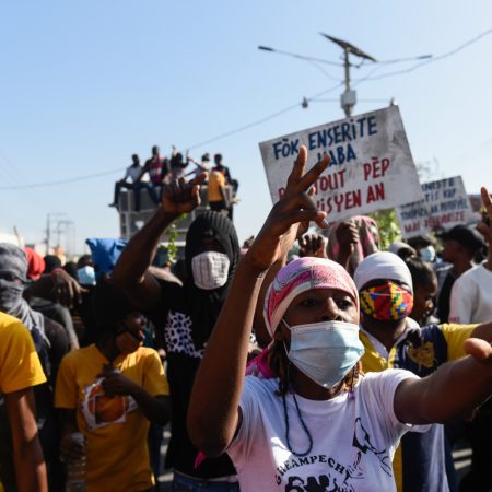 Miles de trabajadores haitianos vuelven a exigir aumento del salario mínimo