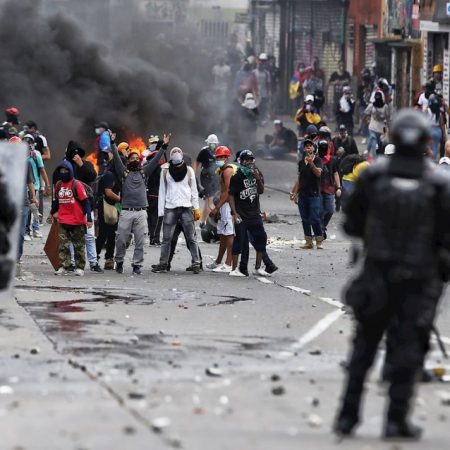 Al menos 22 detenidos y 21 policías heridos en protestas en Colombia