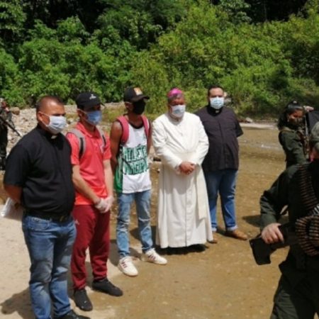 A una comisión de la Defensoría del Pueblo, una Comisión de la Cruz Roja y la Iglesia Católica, fueron entregados por parte de la guerrilla del ELN, los auxiliares de La Policía de Norte de Santander Jhon Carlos Torres y Dayan Camilo Flórez, que habían sido secuestrados por este grupo armado el pasado 31 de marzo. (Cortesía)