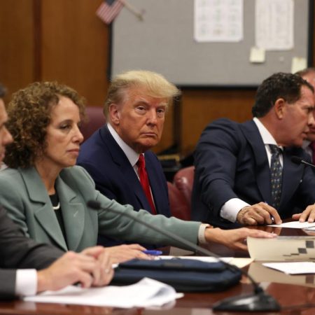 Un juez de Nueva York rechazó este miércoles una solicitud de la Fiscalía de Manhattan para evitar que un exfiscal de esa agencia testifique ante un comité de la Cámara de Representantes de EE.UU., liderada por republicanos, sobre la investigación contra el expresidente Donald Trump, según informaron medios locales.
