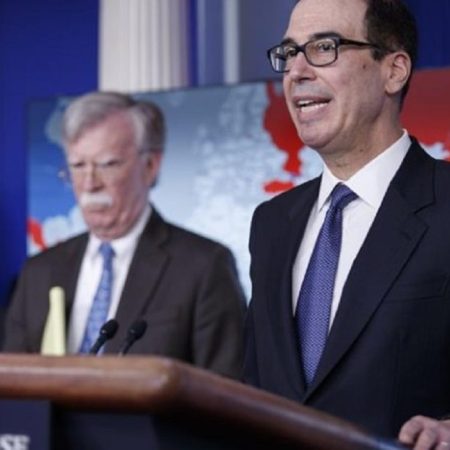 ESteven Mnuchin, secretario del Tesoro, habla durante una conferencia de prensa en la sala Brady de la Casa Blanca este lunes en Washington, DC (EE. UU.). Estados Unidos sancionó este lunes a la compañía estatal Petróleos de Venezuela (Pdvsa). (EFE)