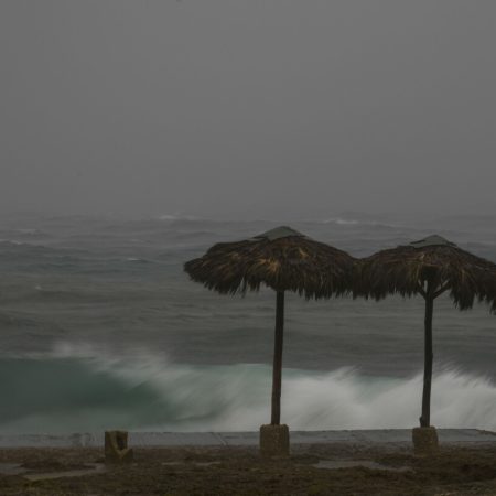 Huracán Rafael, de categoría 3, toca tierra en el suroeste de Cuba