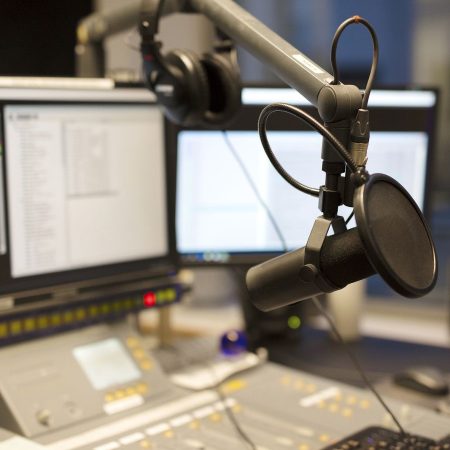 Unas 40 oenegés rechazan suspensión arbitraria de emisoras de radio