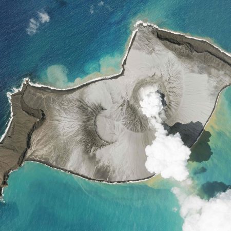 Tonga confirma un primer fallecido tras la erupción del volcán y el tsunami