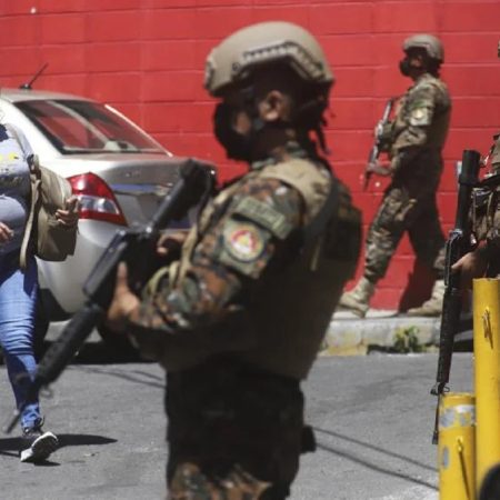 Régimen de excepción en El Salvador también golpea a DD.HH., advierten oenegés