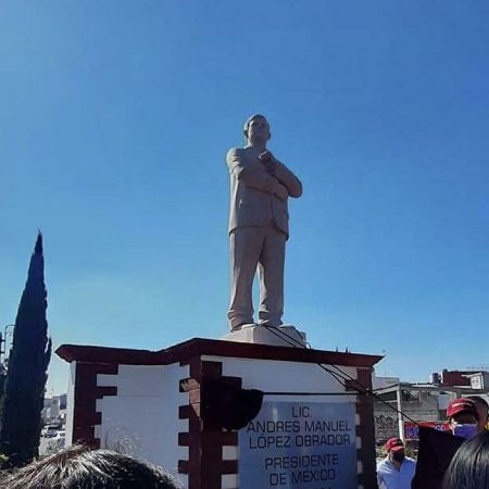 Estatua de López Obrador recién desvelada terminó derribada en centro de México