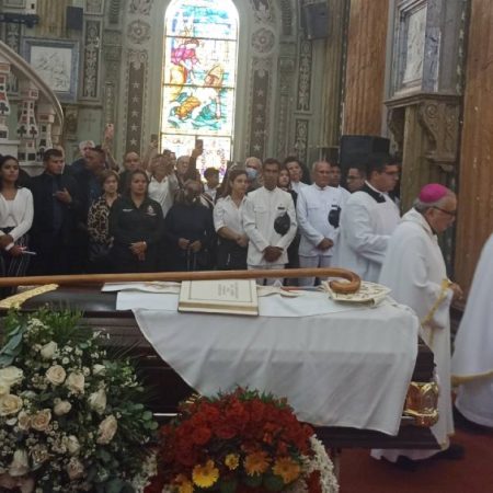 Integrantes de la Iglesia católica, feligreses y autoridades estuvieron presentes en las exequias del fallecido monseñor Roberto Lückert