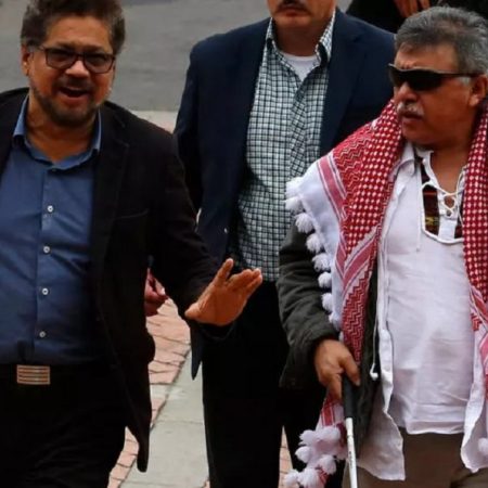 Los exjefes de las FARC Iván Márquez (I) y Jesús Santrich en Venezuela. (Foto Archivo)