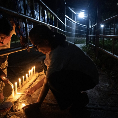 Familiares de los presos políticos en el Rodeo I exigen su liberación | Foto: Maryorin Méndez / AFP