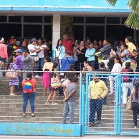 Dolientes de la víctima se acercaron hasta el hospital de Carúpano. (Cortesía)
