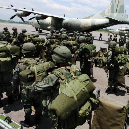 Venezuela replica a Colombia que combate a los grupos armados