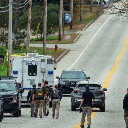 Unos 80 agentes del FBI buscan al principal sospechoso de los tiroteos de Maine