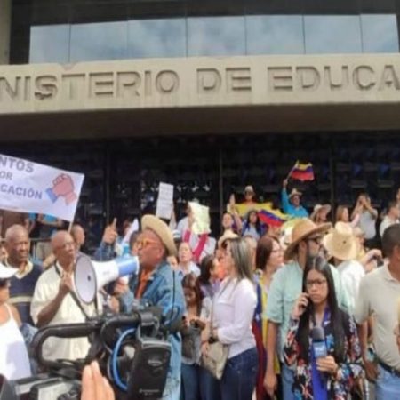 Educadores siguen en su lucha por mejores condiciones económicas. Foto referencial cortesía (Archivo).