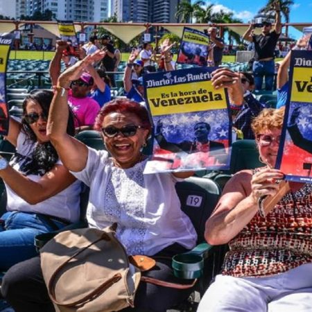 Un grupo de mujeres asisten a una jornada de recogida de donaciones para Venezuela este sábado en una mesa instalada en el Bay Front Park, en Miami (Estados Unidos). EFE