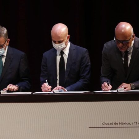 Maduro saludó la firma de un memorándum con la oposición para empezar diálogo