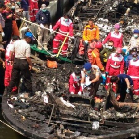 francisco-velasquez-per-veintitr-s-muertos-en-un-incendio-a-bordo-de-un-barco-en-indonesia