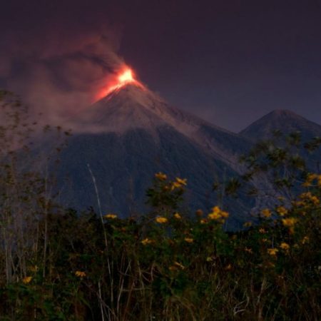 Volcán de Fuego aumenta actividad en Guatemala que vigila también al Pacaya