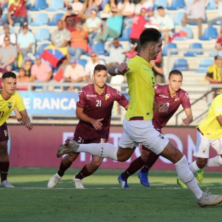 Leonardo Campana (d) de Ecuador anota de penal ante Venezuela durante un partido del campeonato Sudamericano sub'20 disputado este domingo en el estadio El Teniente en Rancagua (Chile). Foto EFE