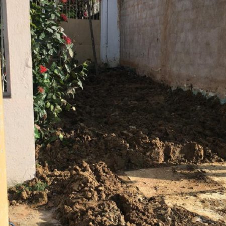 Así quedó el garaje de la familia pero el terreno está cediendo. (Foto cortesía).