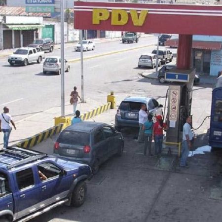 Transportistas exigen que le surtan de combustible para poder seguir trabajando