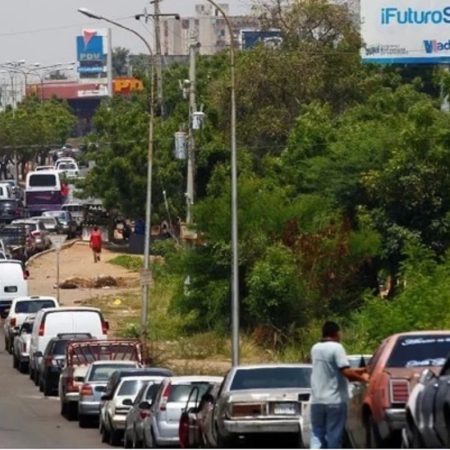 Colas para surtir gasolina/ Foto: Archivo cortesía Banca y Negocios