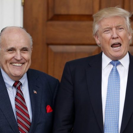Trump anuncia que su abogado Rudy Giuliani dio positivo por COVID-19