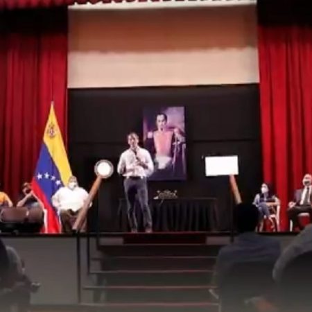 Guaidó insta a la oposición a difundir su propuesta de negociación