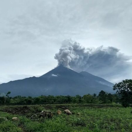 El volcán en Guatemala mantiene en expectativa a las personas. (Foto EFE)