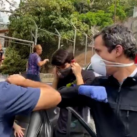 Guaidó acompañó a venezolanos que estaban en una cola por gasolina en Caracas