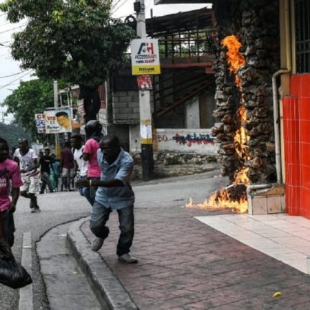 Unos manifestantes corren durante una protesta en Puerto Príncipe contra la escasez de combustible y para demandar la renuncia del presidente haitiano, Jovenel Moise, el 25 de septiembre de 2019. AFP
