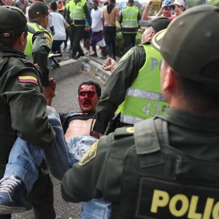 Un herido es socorrido por miembros de la Policía de Colombia durante enfrentamientos entre la Policía venezolana y manifestantes. (Foto EFE)