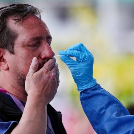 El mundo bate récord y registra casi dos millones de casos de COVID en una semana, indica la OMS