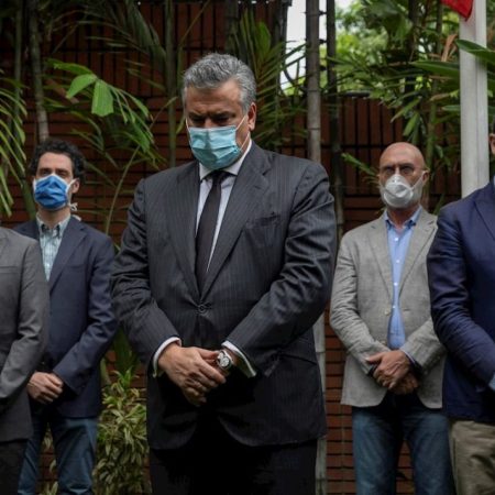El embajador de España en Venezuela, Jesús Silva Fernández (c), encabeza una actividad para homenajear a los fallecidos por COVID-19, junto embajadores de países miembros de la Unión Europea este miércoles, en la sede de la embajada de España, en Caracas (Venezuela). EFE