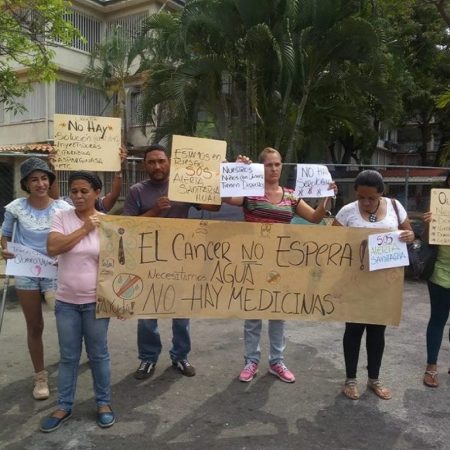 Hace menos de un año, pacientes del Hospital Carabobo en Naguanagua protestaban por la escasez de medicamentos. Fundanica contabilizó que en 14 meses fallecieron 70 menores de edad en la entidad carabobeña. (Cortesía)