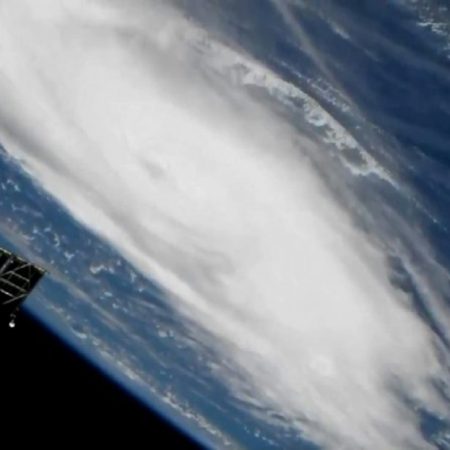 El huracán Dorian visto desde la Estación Espacial Internacional, en una captura de pantalla de NASA TV, el 30 de agosto de 2019. AFP