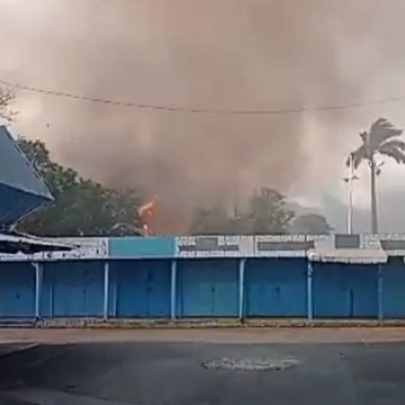 Registrado incendio en terrenos aledaños al mercado municipal de Naguanagua