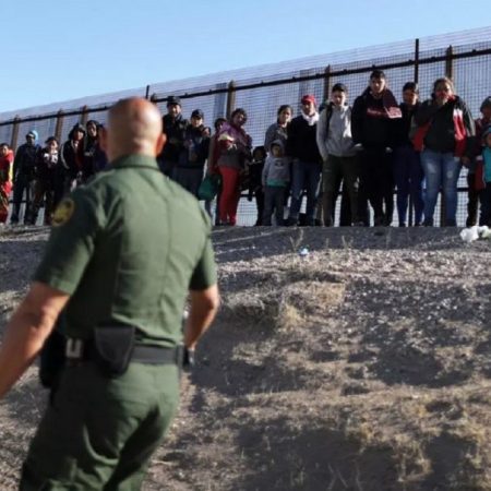 EE.UU. extiende la expulsión de indocumentados en la frontera por la pandemia
