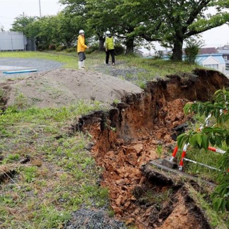 El personal de la ciudad examina la pendiente dañada tras un poderoso terremoto este miércoles, en Murakami, prefectura de Niigata, (Japón). EFE