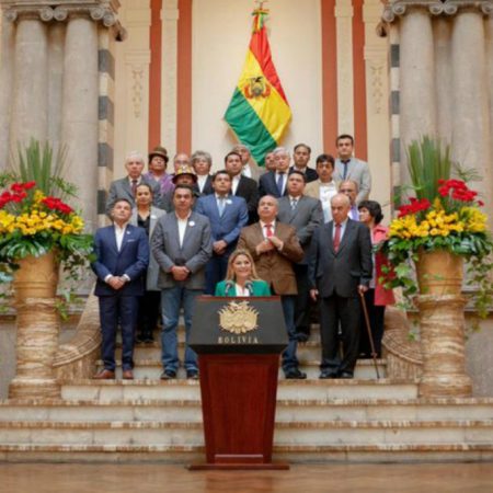 Bolivia denuncia que dinero de Venezuela fue desviado para "comprar" a medios