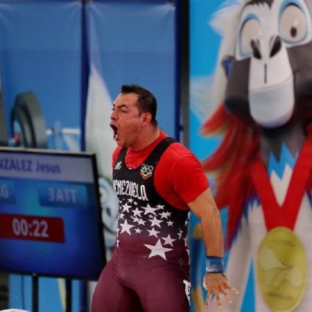 El pesista venezolano Jesús González dominó hoy la categoría de 105 kilogramos y se colgó los oros de las pruebas de arranque y envión /Foto: EFE