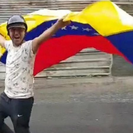 De las 43 muertes que se registraron en la penúltima semana de enero, 35 ocurrieron durante protestas en barriadas pobres y otras ocho en ajusticiamientos cometidos en zonas populares por presuntos miembros de las FAES, de acuerdo a informaciones recabadas por PROVEA y el Observatorio Venezolano de Conflictividad Social. (Twitter)