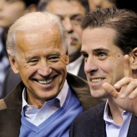 Justicia de EE.UU. acusa a un ex informante del FBI de mentir sobre Biden y su hijo Hunter